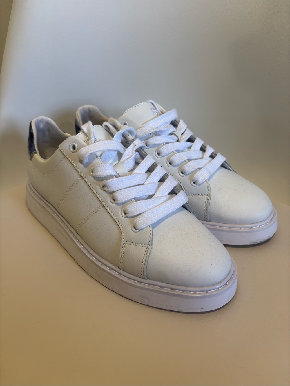 Lauren Ralph Lauren White Women's Low-Top Sneakers with Navy Heel Tab